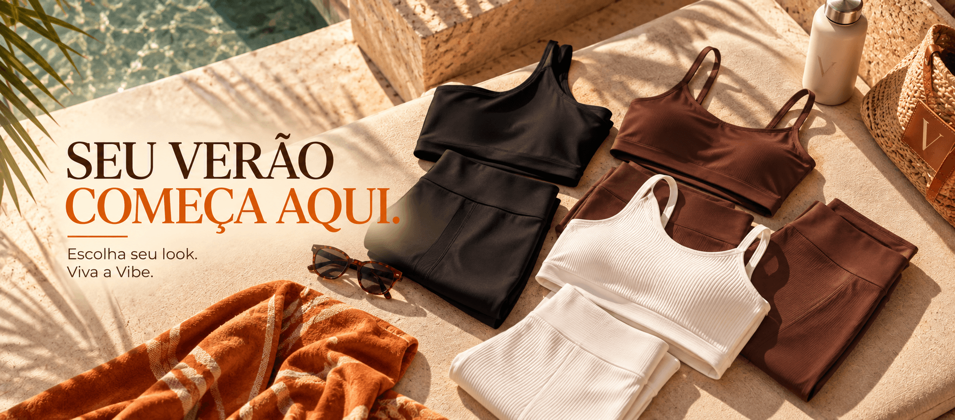 Conjuntos fitness Vibe Carioca em preto, marrom e branco dobrados ao lado de uma piscina, com óculos de sol e toalha
